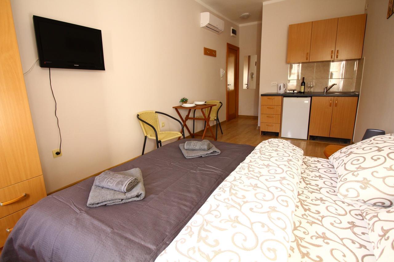Apartments Astoria Hn Херцег Нови Екстериор снимка